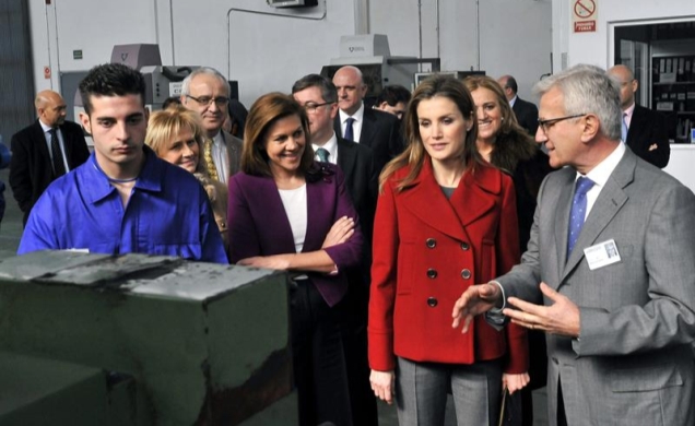 Su Alteza Real la Princesa de Asturias durante su visita a la fábrica de cuchillos Arcos, junto a la presidenta de la Junta de Comunidades de Castilla